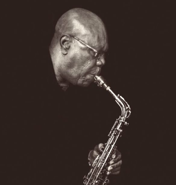 Manu Dibango | &#x3A0;&#x3AD;&#x3B8;&#x3B1;&#x3BD;&#x3B5; &#x3C3;&#x3C4;&#x3B1; 86 &#x3C4;&#x3BF;&#x3C5; &#x3B1;&#x3C0;&#x3CC; &#x3BA;&#x3BF;&#x3C1;&#x3BF;&#x3BD;&#x3BF;&#x3CA;&#x3CC; &#x3BF; &#x3B8;&#x3C1;&#x3C5;&#x3BB;&#x3B9;&#x3BA;&#x3CC;&#x3C2; &#x3C3;&#x3B1;&#x3BE;&#x3BF;&#x3C6;&#x3C9;&#x3BD;&#x3AF;&#x3C3;&#x3C4;&#x3B1;&#x3C2;