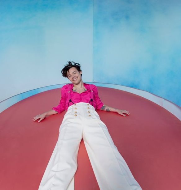 &#x3A4;&#x3B1; &#x3C0;&#x3B9;&#x3BF; &#x3B1;&#x3BD;&#x3B1;&#x3C4;&#x3C1;&#x3B5;&#x3C0;&#x3C4;&#x3B9;&#x3BA;&#x3AC; fashion looks &#x3C4;&#x3BF;&#x3C5; Harry Styles