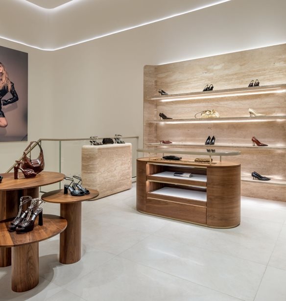 &#x39F; &#x3BF;&#x3AF;&#x3BA;&#x3BF;&#x3C2; Jimmy Choo &#x3B5;&#x3B3;&#x3BA;&#x3B1;&#x3B9;&#x3BD;&#x3B9;&#x3AC;&#x3B6;&#x3B5;&#x3B9; &#x3C4;&#x3B7;&#x3BD; &#x3C0;&#x3C1;&#x3CE;&#x3C4;&#x3B7; &#x3C4;&#x3BF;&#x3C5; &#x3BC;&#x3C0;&#x3BF;&#x3C5;&#x3C4;&#x3AF;&#x3BA; &#x3C3;&#x3C4;&#x3B7;&#x3BD; &#x391;&#x3B8;&#x3AE;&#x3BD;&#x3B1;