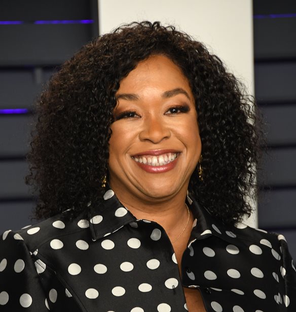 Shonda Rhimes | &#x3A0;&#x3CE;&#x3C2; &#x3C3;&#x3C7;&#x3BF;&#x3BB;&#x3AF;&#x3B1;&#x3C3;&#x3B5; &#x3B7; &#x3B4;&#x3B7;&#x3BC;&#x3B9;&#x3BF;&#x3C5;&#x3C1;&#x3B3;&#x3CC;&#x3C2; &#x3C4;&#x3BF;&#x3C5; Bridgerton &#x3C4;&#x3B7;&#x3BD; &#x3B1;&#x3C0;&#x3BF;&#x3C7;&#x3CE;&#x3C1;&#x3B7;&#x3C3;&#x3B7; &#x3C4;&#x3BF;&#x3C5; Reg&#xE9;-Jean Page