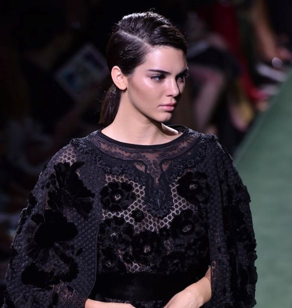 H Kendall Jenner &#x3C6;&#x3CC;&#x3C1;&#x3B5;&#x3C3;&#x3B5; &#x3B4;&#x3B9;&#x3B1;&#x3BC;&#x3B1;&#x3BD;&#x3C4;&#x3AD;&#x3BD;&#x3B9;&#x3B5;&#x3C2; Saint Laurent &#x3BC;&#x3C0;&#x3CC;&#x3C4;&#x3B5;&#x3C2; &#x3C3;&#x3B5; &#x3B1;&#x3B3;&#x3CE;&#x3BD;&#x3B1; &#x3BC;&#x3C0;&#x3AC;&#x3C3;&#x3BA;&#x3B5;&#x3C4;