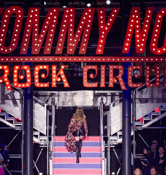 &#x3A4;&#x3BF; &#x3B2;&#x3B9;&#x3C9;&#x3BC;&#x3B1;&#x3C4;&#x3B9;&#x3BA;&#x3CC; runway &#x3C4;&#x3BF;&#x3C5; Tommy Hilfiger &#x3C3;&#x3C4;&#x3B7; &#x3A3;&#x3B1;&#x3B3;&#x3BA;&#x3AC;&#x3B7;