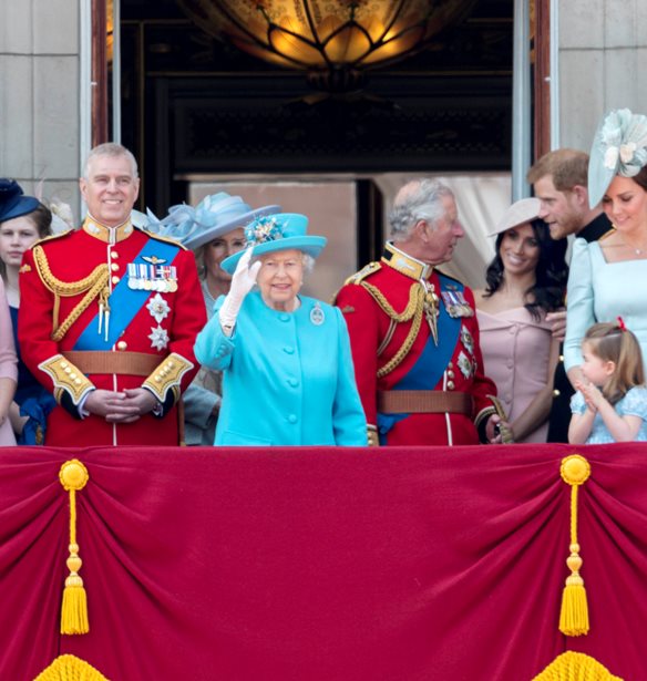 Trooping the colour: &#x394;&#x3B5;&#x3C2; &#x3C6;&#x3C9;&#x3C4;&#x3BF;&#x3B3;&#x3C1;&#x3B1;&#x3C6;&#x3AF;&#x3B5;&#x3C2; &#x3B1;&#x3C0;&#x3CC; &#x3C4;&#x3B7;&#x3BD; &#x3B5;&#x3C4;&#x3AE;&#x3C3;&#x3B9;&#x3B1; &#x3C4;&#x3B5;&#x3BB;&#x3B5;&#x3C4;&#x3AE; &#x3B3;&#x3B9;&#x3B1; &#x3C4;&#x3B1; &#x3B3;&#x3B5;&#x3BD;&#x3AD;&#x3B8;&#x3BB;&#x3B9;&#x3B1; &#x3C4;&#x3B7;&#x3C2; &#x3B2;&#x3B1;&#x3C3;&#x3AF;&#x3BB;&#x3B9;&#x3C3;&#x3C3;&#x3B1;&#x3C2; &#x395;&#x3BB;&#x3B9;&#x3C3;&#x3AC;&#x3B2;&#x3B5;&#x3C4;