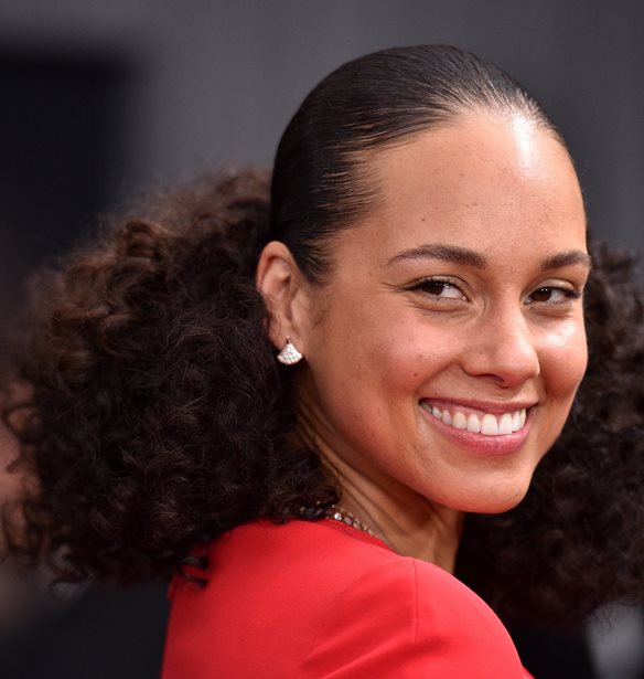 &#x38C;&#x3C4;&#x3B1;&#x3BD; &#x3B7; Alicia Keys &#x3AD;&#x3C4;&#x3C1;&#x3B5;&#x3BE;&#x3B5; &#x3C3;&#x3C4;&#x3BF;&#x3BD; &#x39C;&#x3B1;&#x3C1;&#x3B1;&#x3B8;&#x3CE;&#x3BD;&#x3B9;&#x3BF; &#x3C4;&#x3B7;&#x3C2; &#x391;&#x3B8;&#x3AE;&#x3BD;&#x3B1;&#x3C2;