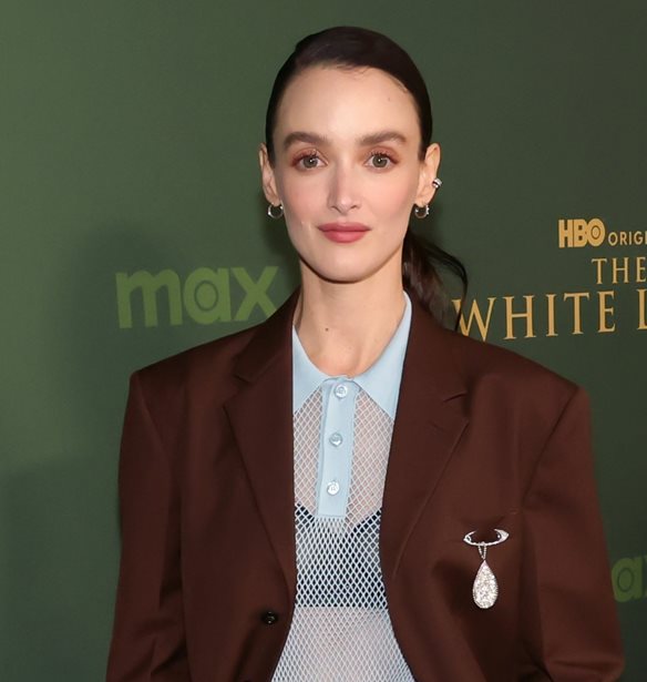 Charlotte Le Bon | &#x391;&#x3C0;&#x3CC; beauty ambassador &#x3C4;&#x3B7;&#x3C2; Chanel &#x3C0;&#x3C1;&#x3C9;&#x3C4;&#x3B1;&#x3B3;&#x3C9;&#x3BD;&#x3AF;&#x3C3;&#x3C4;&#x3C1;&#x3B9;&#x3B1; &#x3C3;&#x3C4;&#x3BF; The White Lotus