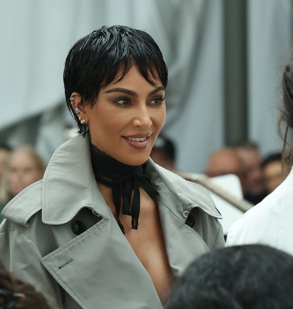 Kim Kardashian | &#x39C;&#x3B5; stylish pixie cut &#x3C3;&#x3C4;&#x3B7;&#x3BD; &#x395;&#x3B2;&#x3B4;&#x3BF;&#x3BC;&#x3AC;&#x3B4;&#x3B1; &#x39C;&#x3CC;&#x3B4;&#x3B1;&#x3C2; &#x3C4;&#x3BF;&#x3C5; &#x3A0;&#x3B1;&#x3C1;&#x3B9;&#x3C3;&#x3B9;&#x3BF;&#x3CD;