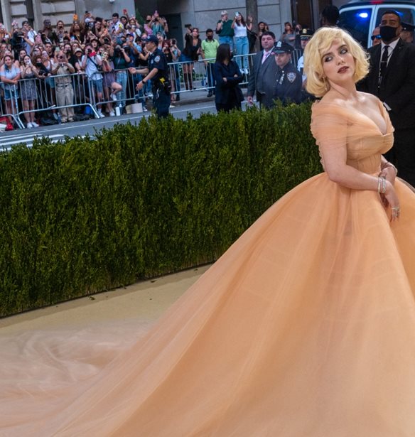 Met Gala 2021 | &#x397; &#x3BA;&#x3C5;&#x3C1;&#x3B9;&#x3B1;&#x3C1;&#x3C7;&#x3AF;&#x3B1; &#x3C4;&#x3BF;&#x3C5; Old Hollywood style &#x3C3;&#x3C4;&#x3BF; &#x3BA;&#x3CC;&#x3BA;&#x3BA;&#x3B9;&#x3BD;&#x3BF; &#x3C7;&#x3B1;&#x3BB;&#x3AF;