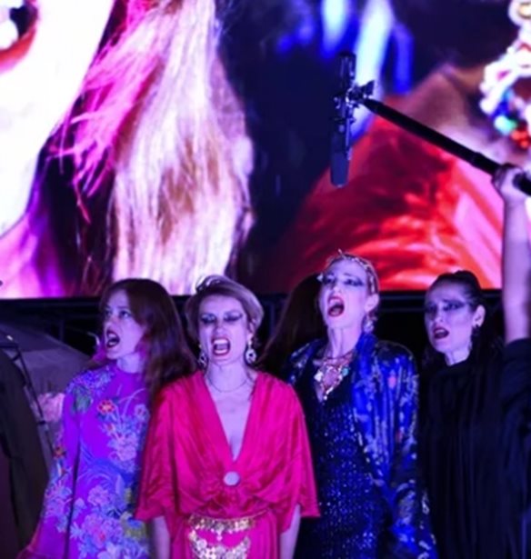 &#x3A4;&#x3B9; &#x3B5;&#x3AF;&#x3B4;&#x3B1;&#x3BC;&#x3B5; &#x3C4;&#x3B5;&#x3BB;&#x3B9;&#x3BA;&#x3AC; &#x3C3;&#x3C4;&#x3B7; &quot;&#x39C;&#x3AE;&#x3B4;&#x3B5;&#x3B9;&#x3B1;&quot; &#x3C4;&#x3BF;&#x3C5; Frank Castorf &#x3C3;&#x3C4;&#x3B7;&#x3BD; &#x395;&#x3C0;&#x3AF;&#x3B4;&#x3B1;&#x3C5;&#x3C1;&#x3BF;;