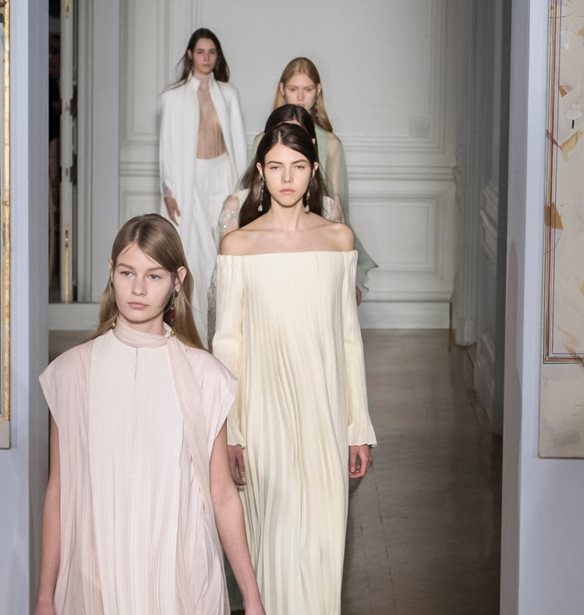 Maison Valentino | &#x397; &#x3BD;&#x3AD;&#x3B1; &#x3B4;&#x3B7;&#x3BC;&#x3B9;&#x3BF;&#x3C5;&#x3C1;&#x3B3;&#x3AF;&#x3B1; &#x3C4;&#x3BF;&#x3C5; &#x3BF;&#x3AF;&#x3BA;&#x3BF;&#x3C5; &#x3C3;&#x3C4;&#x3B7;&#x3C1;&#x3AF;&#x3B6;&#x3B5;&#x3B9; &#x3C4;&#x3BF; &#x3BA;&#x3AF;&#x3BD;&#x3B7;&#x3BC;&#x3B1; &#x3C5;&#x3C0;&#x3AD;&#x3C1; &#x3C4;&#x3BF;&#x3C5; &#x3B5;&#x3BC;&#x3B2;&#x3BF;&#x3BB;&#x3B9;&#x3B1;&#x3C3;&#x3BC;&#x3BF;&#x3CD; &#x3B3;&#x3B9;&#x3B1; &#x3C4;&#x3BF;&#x3BD; Covid-19