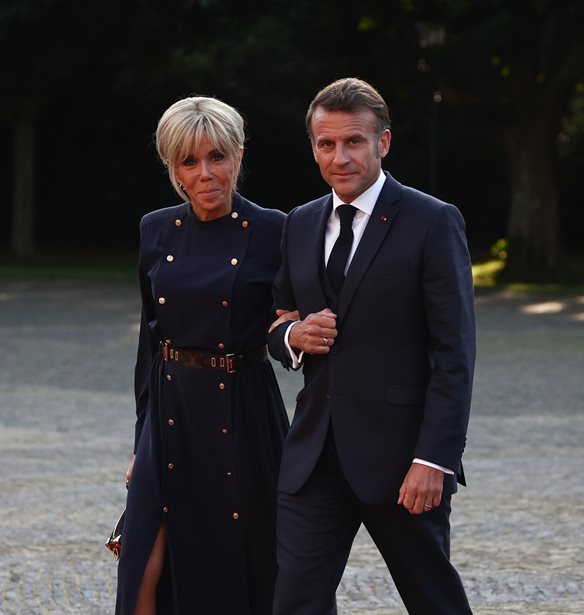 Brigitte Macron | &#x391;&#x3B3;&#x3BA;&#x3B1;&#x3B6;&#x3AD; &#x3BC;&#x3B5; &#x3C4;&#x3BF;&#x3BD; Emmanuel Macron &#x3BA;&#x3B1;&#x3C4;&#x3AC; &#x3C4;&#x3B7;&#x3BD; &#x3AC;&#x3C6;&#x3B9;&#x3BE;&#x3AE; &#x3C4;&#x3BF;&#x3C5;&#x3C2; &#x3C3;&#x3C4;&#x3B7; &#x3C3;&#x3CD;&#x3BD;&#x3BF;&#x3B4;&#x3BF; &#x3BA;&#x3BF;&#x3C1;&#x3C5;&#x3C6;&#x3AE;&#x3C2; &#x3C4;&#x3BF;&#x3C5; &#x39D;&#x391;&#x3A4;&#x39F;