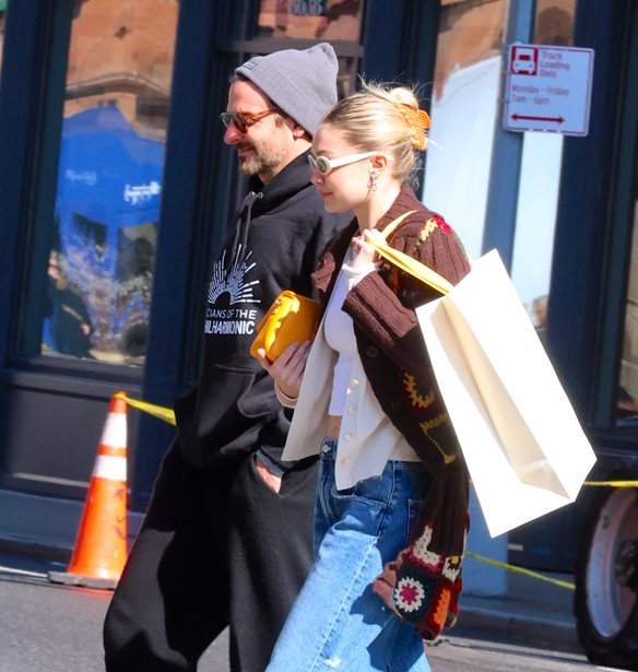 Gigi Hadid &amp; Bradley Cooper | &#x3A4;&#x3BF; &#x3BD;&#x3AD;&#x3BF; &#x3C4;&#x3BF;&#x3C5;&#x3C2; &#x3C7;&#x3BF;&#x3C1;&#x3B5;&#x3C5;&#x3C4;&#x3B9;&#x3BA;&#x3CC; &#x3C3;&#x3B5; &#x3C3;&#x3C5;&#x3BD;&#x3B1;&#x3C5;&#x3BB;&#x3AF;&#x3B1; &#x3C3;&#x3C4;&#x3B7;&#x3BD; &#x39A;&#x3B1;&#x3BB;&#x3B9;&#x3C6;&#x3CC;&#x3C1;&#x3BD;&#x3B9;&#x3B1;