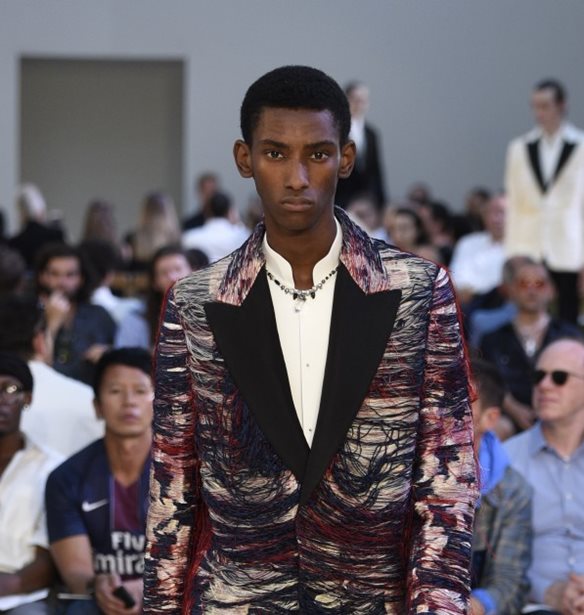 O Alexander McQueen &#x3BB;&#x3AC;&#x3BD;&#x3C3;&#x3B1;&#x3C1;&#x3B5; &#x3C4;&#x3BF; &#x3C0;&#x3B9;&#x3BF; &#x3B1;&#x3BC;&#x3C6;&#x3B9;&#x3BB;&#x3B5;&#x3B3;&#x3CC;&#x3BC;&#x3B5;&#x3BD;&#x3BF; &#x3C0;&#x3B1;&#x3BB;&#x3C4;&#x3CC; &#x3C4;&#x3BF;&#x3C5; &#x3B5;&#x3C1;&#x3C7;&#x3CC;&#x3BC;&#x3B5;&#x3BD;&#x3BF;&#x3C5; &#x3C7;&#x3B5;&#x3B9;&#x3BC;&#x3CE;&#x3BD;&#x3B1;