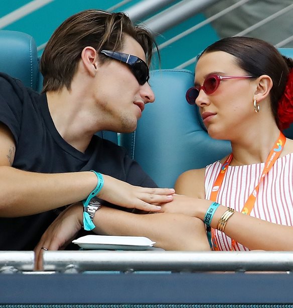 &quot;&#x39A;&#x3B1;&#x3B9; &#x3C4;&#x3CE;&#x3C1;&#x3B1; &#x3B5;&#x3AF;&#x3BC;&#x3B1;&#x3C3;&#x3C4;&#x3B5; &#x3C4;&#x3C1;&#x3B5;&#x3B9;&#x3C2;!&quot;: H Millie Bobby Brown &#x3BA;&#x3B1;&#x3B9; &#x3BF; Jake Bongiovi &#x3BA;&#x3B1;&#x3BB;&#x3C9;&#x3C3;&#x3BF;&#x3C1;&#x3AF;&#x3B6;&#x3BF;&#x3C5;&#x3BD; &#x3C4;&#x3BF; &#x3C0;&#x3C1;&#x3CE;&#x3C4;&#x3BF; &#x3C4;&#x3BF;&#x3C5;&#x3C2; &#x3C0;&#x3B1;&#x3B9;&#x3B4;&#x3AF;