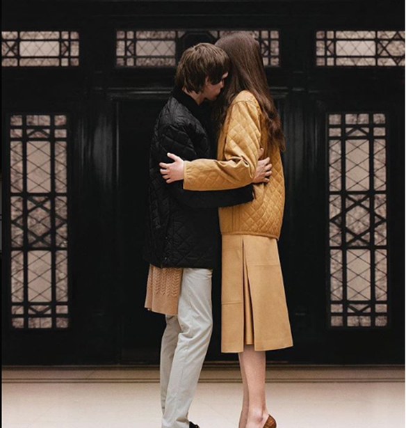 &#x397; &#x3C0;&#x3C1;&#x3CE;&#x3C4;&#x3B7; &#x3BA;&#x3B1;&#x3BC;&#x3C0;&#x3AC;&#x3BD;&#x3B9;&#x3B1; &#x3C4;&#x3BF;&#x3C5; &#x3BF;&#x3AF;&#x3BA;&#x3BF;&#x3C5; Burberry &#x3B4;&#x3B9;&#x3B1; &#x3C7;&#x3B5;&#x3B9;&#x3C1;&#x3CC;&#x3C2; Riccardo Tisci &#x3B5;&#x3AF;&#x3BD;&#x3B1;&#x3B9; &#x3B5;&#x3B4;&#x3CE;