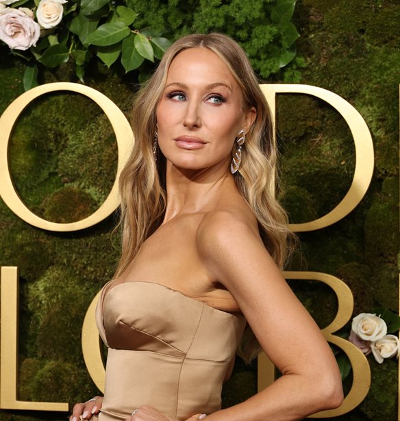Nikki Glaser | &#x3A0;&#x3CC;&#x3C3;&#x3B1; &#x3C7;&#x3C1;&#x3AE;&#x3BC;&#x3B1;&#x3C4;&#x3B1; &#x3C0;&#x3AE;&#x3C1;&#x3B5; &#x3B3;&#x3B9;&#x3B1; &#x3C4;&#x3B7;&#x3BD; &#x3C0;&#x3B1;&#x3C1;&#x3BF;&#x3C5;&#x3C3;&#x3AF;&#x3B1;&#x3C3;&#x3B7; &#x3C4;&#x3C9;&#x3BD; Golden Globes 2025