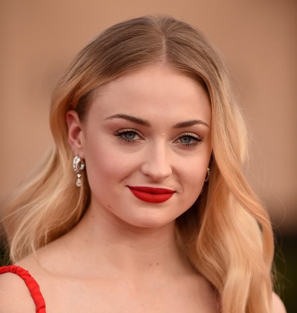 &#x397; Sophie Turner &#x3B1;&#x3C1;&#x3C1;&#x3B1;&#x3B2;&#x3C9;&#x3BD;&#x3B9;&#x3AC;&#x3C3;&#x3C4;&#x3B7;&#x3BA;&#x3B5; &#x3BA;&#x3B1;&#x3B9; &#x3B5;&#x3BC;&#x3B5;&#x3AF;&#x3C2; &#x3BE;&#x3AD;&#x3C1;&#x3BF;&#x3C5;&#x3BC;&#x3B5; &#x3BC;&#x3AF;&#x3B1; beauty &#x3BB;&#x3B5;&#x3C0;&#x3C4;&#x3BF;&#x3BC;&#x3AD;&#x3C1;&#x3B5;&#x3B9;&#x3B1; &#x3C0;&#x3BF;&#x3C5; &#x3C0;&#x3C1;&#x3AD;&#x3C0;&#x3B5;&#x3B9; &#x3BD;&#x3B1; &#x3BC;&#x3AC;&#x3B8;&#x3B5;&#x3B9;&#x3C2;
