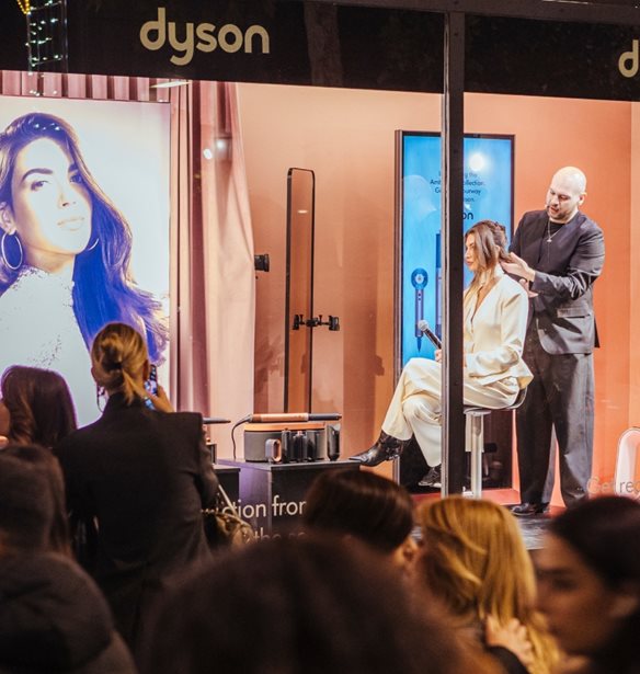 Μια πρωτοποριακή εμπειρία hairstyling στην καρδιά της Αθήνας "ζωντάνεψε" στη βιτρίνα πολυκαταστήματος