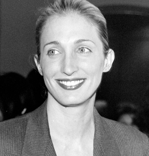Carolyn Bessette-Kennedy | &#x3A4;&#x3BF; &#x3B4;&#x3B9;&#x3B1;&#x3C7;&#x3C1;&#x3BF;&#x3BD;&#x3B9;&#x3BA;&#x3CC; &#x3C3;&#x3C4;&#x3B9;&#x3BB; &#x3BC;&#x3AF;&#x3B1;&#x3C2; &#x3B3;&#x3C5;&#x3BD;&#x3B1;&#x3AF;&#x3BA;&#x3B1;&#x3C2; &#x3C0;&#x3BF;&#x3C5; &#x3B4;&#x3B5;&#x3BD; &#x3B1;&#x3B3;&#x3B1;&#x3C0;&#x3BF;&#x3CD;&#x3C3;&#x3B5; &#x3C4;&#x3B1; &#x3C6;&#x3CE;&#x3C4;&#x3B1; &#x3C4;&#x3B7;&#x3C2; &#x3B4;&#x3B7;&#x3BC;&#x3BF;&#x3C3;&#x3B9;&#x3CC;&#x3C4;&#x3B7;&#x3C4;&#x3B1;&#x3C2;