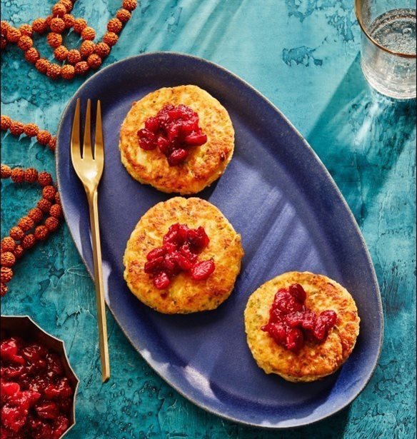 &#x3A3;&#x3C5;&#x3BD;&#x3C4;&#x3B1;&#x3B3;&#x3AE; &#x3B3;&#x3B9;&#x3B1; &#x3C4;&#x3C3;&#x3AC;&#x3C4;&#x3BD;&#x3B5;&#x3CA; cranberry &#x3BA;&#x3B1;&#x3B9; latkes (&#x3C0;&#x3B9;&#x3C4;&#x3BF;&#x3CD;&#x3BB;&#x3B5;&#x3C2;) &#x3BC;&#x3B5; &#x3BA;&#x3BF;&#x3C5;&#x3BD;&#x3BF;&#x3C5;&#x3C0;&#x3AF;&#x3B4;&#x3B9;