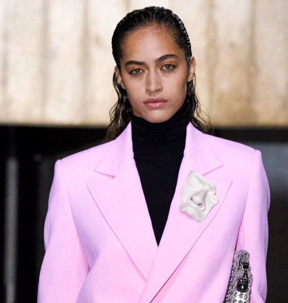 O &#x3BF;&#x3AF;&#x3BA;&#x3BF;&#x3C2; Roland Mouret &#x3BA;&#x3AE;&#x3C1;&#x3C5;&#x3BE;&#x3B5; &#x3C0;&#x3C4;&#x3CE;&#x3C7;&#x3B5;&#x3C5;&#x3C3;&#x3B7;