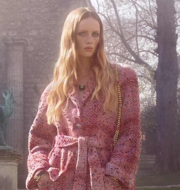 Fall-Winter 2022/23 | &#x397; &#x3BD;&#x3AD;&#x3B1; &#x3BA;&#x3B1;&#x3BC;&#x3C0;&#x3AC;&#x3BD;&#x3B9;&#x3B1; &#x3C4;&#x3BF;&#x3C5; &#x3BF;&#x3AF;&#x3BA;&#x3BF;&#x3C5; Chanel &#x3B5;&#x3AF;&#x3BD;&#x3B1;&#x3B9; &#x3BC;&#x3AF;&#x3B1; &#x3C9;&#x3B4;&#x3AE; &#x3C3;&#x3C4;&#x3BF; tweed &#x3CD;&#x3C6;&#x3B1;&#x3C3;&#x3BC;&#x3B1;