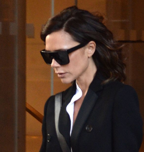 &#x397; Victoria Beckham &#x3C6;&#x3BF;&#x3C1;&#x3AC; &#x3C4;&#x3B1; sneakers &#x3C0;&#x3BF;&#x3C5; &#x3AD;&#x3C7;&#x3B5;&#x3B9;&#x3C2; &#x3BA;&#x3B9; &#x3B5;&#x3C3;&#x3CD;!