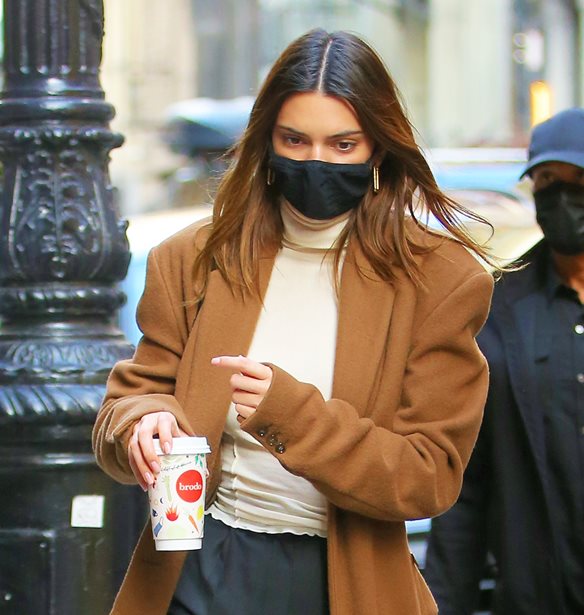 Kendall Jenner: &#x394;&#x3CD;&#x3BF; stylish &#x3B5;&#x3BC;&#x3C6;&#x3B1;&#x3BD;&#x3AF;&#x3C3;&#x3B5;&#x3B9;&#x3C2; &#x3C3;&#x3C4;&#x3B7; &#x39D;&#x3AD;&#x3B1; &#x3A5;&#x3CC;&#x3C1;&#x3BA;&#x3B7;