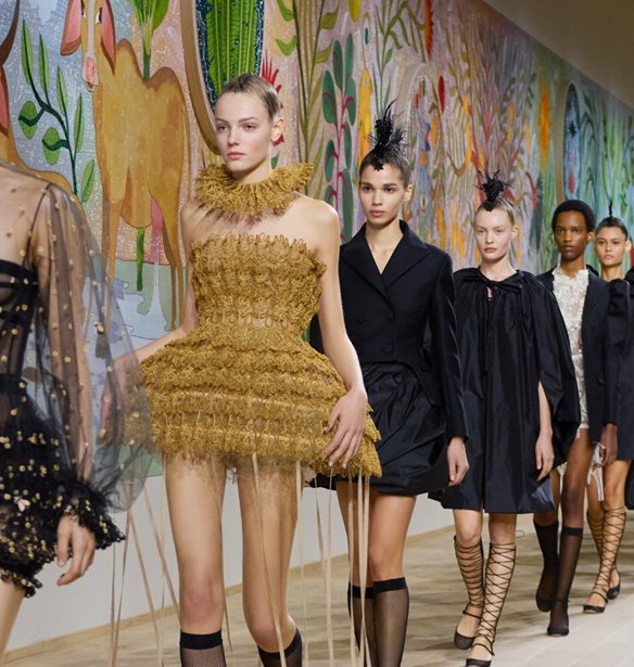 Dior Couture SS25 | &#x39C;&#x3AF;&#x3B1; &#x3C3;&#x3C5;&#x3BB;&#x3BB;&#x3BF;&#x3B3;&#x3AE; &#x3B1;&#x3C6;&#x3B9;&#x3B5;&#x3C1;&#x3C9;&#x3BC;&#x3AD;&#x3BD;&#x3B7; &#x3C3;&#x3C4;&#x3B7;&#x3BD; &#x3C0;&#x3B1;&#x3B9;&#x3B4;&#x3B9;&#x3BA;&#x3CC;&#x3C4;&#x3B7;&#x3C4;&#x3B1; &#x3BA;&#x3B1;&#x3B9; &#x3C4;&#x3B7;&#x3BD; &#x3B9;&#x3C3;&#x3C4;&#x3BF;&#x3C1;&#x3AF;&#x3B1; &#x3C4;&#x3B7;&#x3C2; &#x3BC;&#x3CC;&#x3B4;&#x3B1;&#x3C2;
