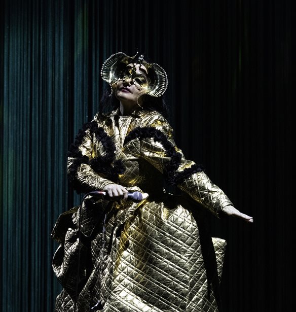 &#x397; &#x3BA;&#x3CC;&#x3C1;&#x3B7; &#x3C4;&#x3B7;&#x3C2; Bj&#xF6;rk &#x3AC;&#x3BD;&#x3BF;&#x3B9;&#x3BE;&#x3B5; fashion show &#x3C3;&#x3C4;&#x3B7;&#x3BD; &#x395;&#x3B2;&#x3B4;&#x3BF;&#x3BC;&#x3AC;&#x3B4;&#x3B1; &#x39C;&#x3CC;&#x3B4;&#x3B1;&#x3C2; &#x3C4;&#x3B7;&#x3C2; &#x39A;&#x3BF;&#x3C0;&#x3B5;&#x3B3;&#x3C7;&#x3AC;&#x3B3;&#x3B7;&#x3C2;