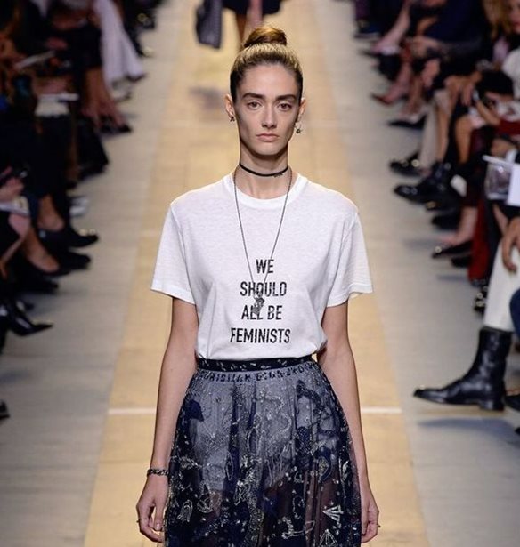 We should be all feminists: T&#x3B1; &#x3AD;&#x3C3;&#x3BF;&#x3B4;&#x3B1; &#x3C4;&#x3BF;&#x3C5; &#x3B4;&#x3B9;&#x3AC;&#x3C3;&#x3B7;&#x3BC;&#x3BF;&#x3C5; T-shirt &#x3B4;&#x3B9;&#x3B1;&#x3C4;&#x3AF;&#x3B8;&#x3B5;&#x3BD;&#x3C4;&#x3B1;&#x3B9; &#x3C3;&#x3C4;&#x3B7; &#x3C6;&#x3B9;&#x3BB;&#x3B1;&#x3BD;&#x3B8;&#x3C1;&#x3C9;&#x3C0;&#x3B9;&#x3BA;&#x3AE; &#x3BF;&#x3C1;&#x3B3;&#x3AC;&#x3BD;&#x3C9;&#x3C3;&#x3B7; &#x3C4;&#x3B7;&#x3C2; Rihanna