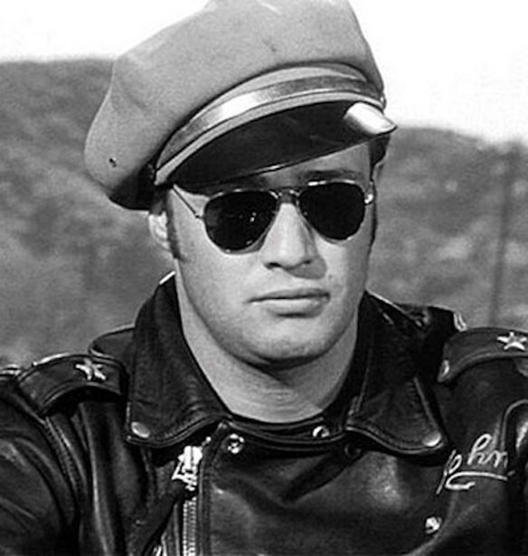 &#x39F; (&#x3B1;&#x3C0;&#x3BB;&#x3BF;&#x3CD;&#x3C3;&#x3C4;&#x3B1;&#x3C4;&#x3BF;&#x3C2;) &#x3BB;&#x3CC;&#x3B3;&#x3BF;&#x3C2; &#x3C0;&#x3BF;&#x3C5; &#x3C4;&#x3B1; &#x3B3;&#x3C5;&#x3B1;&#x3BB;&#x3B9;&#x3AC; Ray-Ban &#x3BF;&#x3BD;&#x3BF;&#x3BC;&#x3AC;&#x3C3;&#x3C4;&#x3B7;&#x3BA;&#x3B1;&#x3BD; &#x3AD;&#x3C4;&#x3C3;&#x3B9;