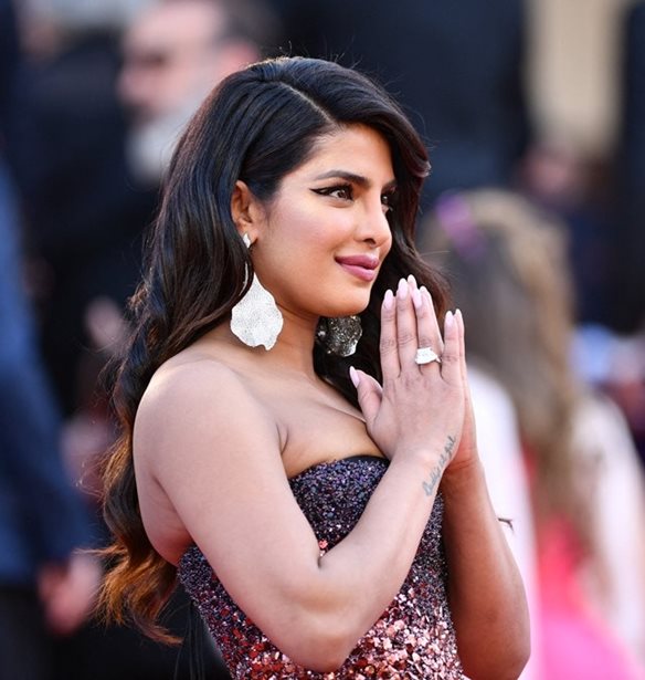 Priyanka Chopra | &#x388;&#x3BA;&#x3B1;&#x3BD;&#x3B5; unfollow &#x3C4;&#x3B7;&#x3BD; &#x3C0;&#x3C1;&#x3CE;&#x3B7;&#x3BD; &#x3BA;&#x3BF;&#x3C5;&#x3BD;&#x3B9;&#x3AC;&#x3B4;&#x3B1; &#x3C4;&#x3B7;&#x3C2;, Sophie Turner