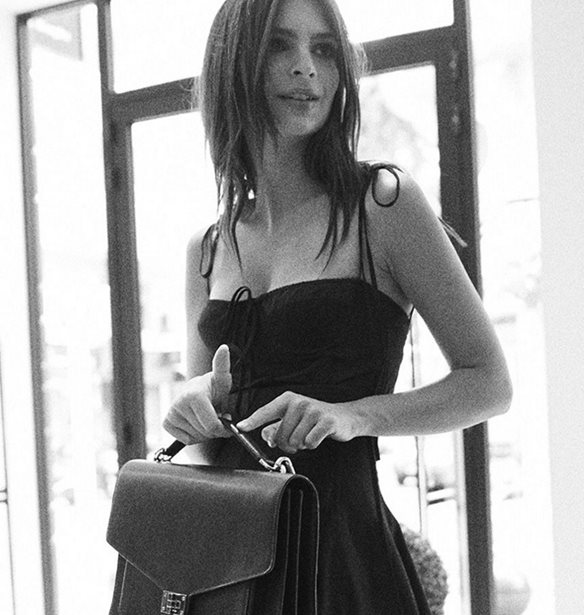 H Emily Ratajkowski &#x3C3;&#x3C7;&#x3B5;&#x3B4;&#x3B9;&#x3AC;&#x3B6;&#x3B5;&#x3B9; &#x3C4;&#x3B7;&#x3BD; &#x3C0;&#x3C1;&#x3CE;&#x3C4;&#x3B7; &#x3C4;&#x3B7;&#x3C2; &#x3C3;&#x3C5;&#x3BB;&#x3BB;&#x3BF;&#x3B3;&#x3AE; &#x3B1;&#x3C0;&#x3CC; &#x3C4;&#x3C3;&#x3AC;&#x3BD;&#x3C4;&#x3B5;&#x3C2;