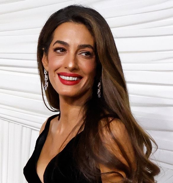 &#x397; Amal Clooney &#x3C5;&#x3B9;&#x3BF;&#x3B8;&#x3B5;&#x3C4;&#x3B5;&#x3AF; &#x3C4;&#x3BF; boho glamour look &#x3C3;&#x3B5; &#x3B2;&#x3C1;&#x3B1;&#x3B4;&#x3B9;&#x3BD;&#x3AE; &#x3AD;&#x3BE;&#x3BF;&#x3B4;&#x3BF; &#x3C3;&#x3C4;&#x3B7;&#x3BD; &#x399;&#x3C4;&#x3B1;&#x3BB;&#x3AF;&#x3B1;