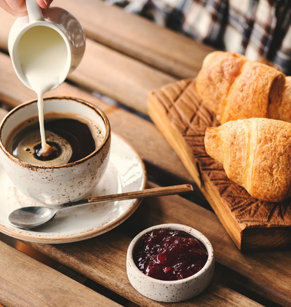 Γιατί δεν πρέπει να πίνεις καφέ μόλις ξυπνάς το πρωί;