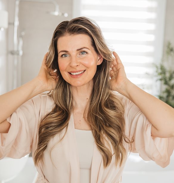 Δώσε στα μαλλιά σου μοναδική, γυάλινη λάμψη με αυτόν τον εξειδικευμένο ορό