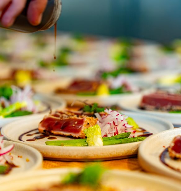 Celebrate in style | &#x388;&#x3BD;&#x3B1; dinner party &#x3B3;&#x3B5;&#x3BC;&#x3AC;&#x3C4;&#x3BF; &#x3B3;&#x3B5;&#x3CD;&#x3C3;&#x3B7; &#x3BA;&#x3B1;&#x3B9; &#x3BB;&#x3AC;&#x3BC;&#x3C8;&#x3B7;, &#x3BC;&#x3B5; &#x3C4;&#x3B7;&#x3BD; &#x3C5;&#x3C0;&#x3BF;&#x3B3;&#x3C1;&#x3B1;&#x3C6;&#x3AE; Intercatering