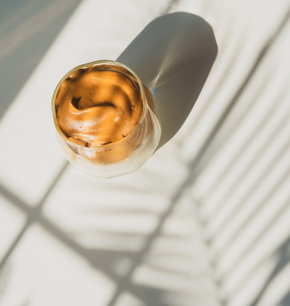 Dalgona coffee: &#x3A4;&#x3BF; micro-trend &#x3C4;&#x3B7;&#x3C2; &#x3BA;&#x3B1;&#x3C1;&#x3B1;&#x3BD;&#x3C4;&#x3AF;&#x3BD;&#x3B1;&#x3C2;