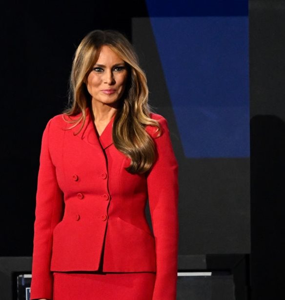 Melania Trump, Brigitte Macron, Victoria Starmer | &#x3A0;&#x3BF;&#x3B9;&#x3BF;&#x3C2; &#x3C0;&#x3BB;&#x3B7;&#x3C1;&#x3CE;&#x3BD;&#x3B5;&#x3B9; &#x3B3;&#x3B9;&#x3B1; &#x3C4;&#x3B1; &#x3C1;&#x3BF;&#x3CD;&#x3C7;&#x3B1; &#x3C0;&#x3BF;&#x3C5; &#x3C6;&#x3BF;&#x3C1;&#x3BF;&#x3CD;&#x3BD; &#x3C3;&#x3C4;&#x3B9;&#x3C2; &#x3B4;&#x3B7;&#x3BC;&#x3CC;&#x3C3;&#x3B9;&#x3B5;&#x3C2; &#x3B5;&#x3BC;&#x3C6;&#x3B1;&#x3BD;&#x3AF;&#x3C3;&#x3B5;&#x3B9;&#x3C2; &#x3C4;&#x3BF;&#x3C5;&#x3C2; &#x3BF;&#x3B9; &#x3C3;&#x3CD;&#x3B6;&#x3C5;&#x3B3;&#x3BF;&#x3B9; &#x3C4;&#x3C9;&#x3BD; &#x3B7;&#x3B3;&#x3B5;&#x3C4;&#x3CE;&#x3BD; &#x3C4;&#x3BF;&#x3C5; &#x3C0;&#x3BB;&#x3B1;&#x3BD;&#x3AE;&#x3C4;&#x3B7;;