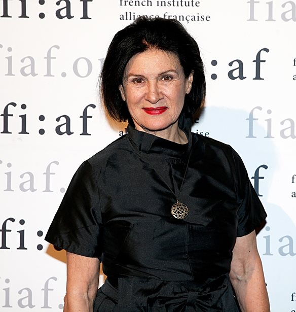 Paloma Picasso | &#x397; chic &#x3C3;&#x3C5;&#x3BD;&#x3AC;&#x3BD;&#x3C4;&#x3B7;&#x3C3;&#x3B7; &#x3BC;&#x3B5; &#x3C4;&#x3B7; &#x3A3;&#x3AF;&#x3BB;&#x3B9;&#x3B1; &#x39A;&#x3C1;&#x3B9;&#x3B8;&#x3B1;&#x3C1;&#x3B9;&#x3CE;&#x3C4;&#x3B7; &#x3C3;&#x3C4;&#x3BF; &#x3B1;&#x3C4;&#x3B5;&#x3BB;&#x3B9;&#x3AD; &#x3C4;&#x3B7;&#x3C2; &#x395;&#x3BB;&#x3BB;&#x3B7;&#x3BD;&#x3AF;&#x3B4;&#x3B1;&#x3C2; &#x3C3;&#x3C7;&#x3B5;&#x3B4;&#x3B9;&#x3AC;&#x3C3;&#x3C4;&#x3C1;&#x3B9;&#x3B1;&#x3C2; &#x3C3;&#x3C4;&#x3B7;&#x3BD; &#x3A0;&#x3BB;&#x3AC;&#x3BA;&#x3B1;