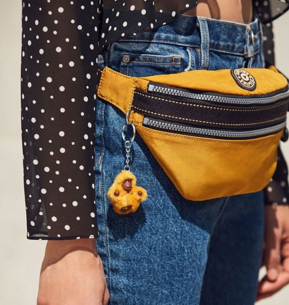 H Urban Outfiters &#x3C3;&#x3C5;&#x3BD;&#x3B5;&#x3C1;&#x3B3;&#x3AC;&#x3B6;&#x3B5;&#x3C4;&#x3B1;&#x3B9; &#x3BC;&#x3B5; &#x3C4;&#x3B7;&#x3BD; Kipling &#x3BA;&#x3B1;&#x3B9; &#x3BC;&#x3B1;&#x3C2; &#x3BC;&#x3B5;&#x3C4;&#x3B1;&#x3C6;&#x3AD;&#x3C1;&#x3B5;&#x3B9; &#x3C0;&#x3AF;&#x3C3;&#x3C9; &#x3C3;&#x3C4;&#x3B1; &#x27;90s