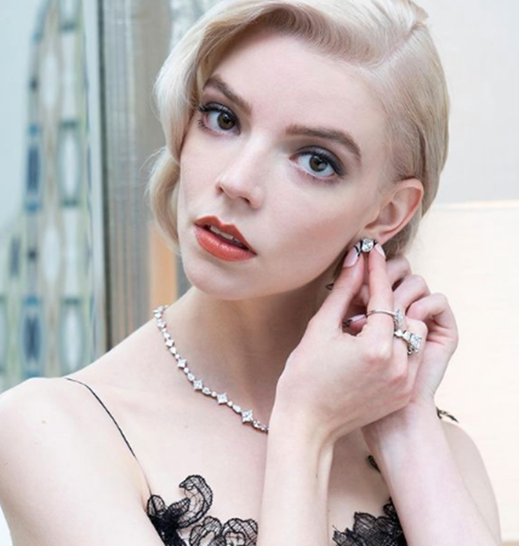 SAG Awards 2021 | &#x3A4;&#x3B1; &#x3C9;&#x3C1;&#x3B1;&#x3B9;&#x3CC;&#x3C4;&#x3B5;&#x3C1;&#x3B1; beauty looks &#x3C3;&#x3C4;&#x3BF; &#x3BA;&#x3CC;&#x3BA;&#x3BA;&#x3B9;&#x3BD;&#x3BF; &#x3C7;&#x3B1;&#x3BB;&#x3AF;
