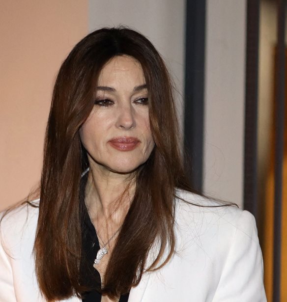 Monica Bellucci | &#x391;&#x3C0;&#x3BF;&#x3B4;&#x3B5;&#x3B9;&#x3BA;&#x3BD;&#x3CD;&#x3B5;&#x3B9; &#x3CC;&#x3C4;&#x3B9; &#x3B1;&#x3C5;&#x3C4;&#x3CC; &#x3B5;&#x3AF;&#x3BD;&#x3B1;&#x3B9; &#x3C4;&#x3BF; &#x3BA;&#x3BF;&#x3BC;&#x3C8;&#x3CC; &#x3BA;&#x3BF;&#x3CD;&#x3C1;&#x3B5;&#x3BC;&#x3B1; &#x3C0;&#x3BF;&#x3C5; &#x3C4;&#x3B1;&#x3B9;&#x3C1;&#x3B9;&#x3AC;&#x3B6;&#x3B5;&#x3B9; &#x3C3;&#x3B5; &#x3CC;&#x3BB;&#x3B5;&#x3C2; &#x3C4;&#x3B9;&#x3C2; &#x3B3;&#x3C5;&#x3BD;&#x3B1;&#x3AF;&#x3BA;&#x3B5;&#x3C2; &#x3AC;&#x3BD;&#x3C9; &#x3C4;&#x3C9;&#x3BD; 50