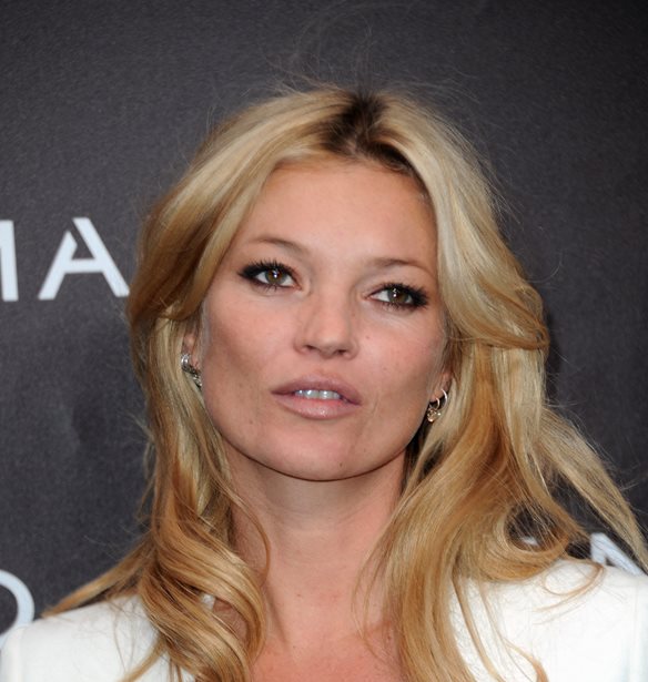 Kate Moss | &#x391;&#x3BD;&#x3B1;&#x3B2;&#x3AF;&#x3C9;&#x3C3;&#x3B5; &#x3AD;&#x3C0;&#x3B5;&#x3B9;&#x3C4;&#x3B1; &#x3B1;&#x3C0;&#x3CC; &#x3C4;&#x3C1;&#x3B9;&#x3AC;&#x3BD;&#x3C4;&#x3B1; &#x3C7;&#x3C1;&#x3CC;&#x3BD;&#x3B9;&#x3B1; &#x3C4;&#x3BF; &#x3B5;&#x3BC;&#x3B2;&#x3BB;&#x3B7;&#x3BC;&#x3B1;&#x3C4;&#x3B9;&#x3BA;&#x3CC; look &#x3C4;&#x3B7;&#x3C2;