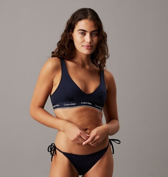 The Art of Understated Glamour | &#x3A4;&#x3B1; &#x3C9;&#x3C1;&#x3B1;&#x3B9;&#x3CC;&#x3C4;&#x3B5;&#x3C1;&#x3B1; &#x3BC;&#x3B1;&#x3B3;&#x3B9;&#x3CC; &#x3BA;&#x3B1;&#x3B9; resort pieces &#x3B1;&#x3C0;&#x3CC; &#x3C4;&#x3B7; &#x3C3;&#x3C5;&#x3BB;&#x3BB;&#x3BF;&#x3B3;&#x3AE; Calvin Klein SS25 &#x3C0;&#x3BF;&#x3C5; &#x3B8;&#x3B1; &#x3BF;&#x3C1;&#x3AF;&#x3C3;&#x3BF;&#x3C5;&#x3BD; &#x3C4;&#x3B9;&#x3C2; &#x3B5;&#x3BC;&#x3C6;&#x3B1;&#x3BD;&#x3AF;&#x3C3;&#x3B5;&#x3B9;&#x3C2; &#x3C3;&#x3BF;&#x3C5;