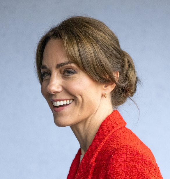 &#x397; Kate Middleton &#x3C6;&#x3CC;&#x3C1;&#x3B5;&#x3C3;&#x3B5; &#x3C4;&#x3B1; &#x3C0;&#x3B1;&#x3C0;&#x3BF;&#x3CD;&#x3C4;&#x3C3;&#x3B9;&#x3B1; &#x3C0;&#x3BF;&#x3C5; &#x3B5;&#x3AF;&#x3BD;&#x3B1;&#x3B9; &#x3B7; &#x3BC;&#x3B5;&#x3B3;&#x3B1;&#x3BB;&#x3CD;&#x3C4;&#x3B5;&#x3C1;&#x3B7; &#x3C4;&#x3AC;&#x3C3;&#x3B7; &#x3C6;&#x3AD;&#x3C4;&#x3BF;&#x3C2; &#x3C4;&#x3BF; &#x3C6;&#x3B8;&#x3B9;&#x3BD;&#x3CC;&#x3C0;&#x3C9;&#x3C1;&#x3BF;