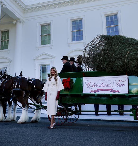 Melania Trump | &#x397; &#x3C0;&#x3C1;&#x3CE;&#x3C4;&#x3B7; &#x3BA;&#x3C5;&#x3C1;&#x3AF;&#x3B1; &#x3C5;&#x3C0;&#x3BF;&#x3B4;&#x3AD;&#x3C7;&#x3B5;&#x3C4;&#x3B1;&#x3B9; &#x3C4;&#x3B7;&#x3BD; &#x3B5;&#x3BF;&#x3C1;&#x3C4;&#x3B1;&#x3C3;&#x3C4;&#x3B9;&#x3BA;&#x3AE; &#x3C0;&#x3B5;&#x3C1;&#x3AF;&#x3BF;&#x3B4;&#x3BF; &#x3BA;&#x3B1;&#x3BB;&#x3C9;&#x3C3;&#x3BF;&#x3C1;&#x3AF;&#x3B6;&#x3BF;&#x3BD;&#x3C4;&#x3B1;&#x3C2; &#x3C4;&#x3BF; &#x3C7;&#x3C1;&#x3B9;&#x3C3;&#x3C4;&#x3BF;&#x3C5;&#x3B3;&#x3B5;&#x3BD;&#x3BD;&#x3B9;&#x3AC;&#x3C4;&#x3B9;&#x3BA;&#x3BF; &#x3B4;&#x3AD;&#x3BD;&#x3C4;&#x3C1;&#x3BF; &#x3C4;&#x3BF;&#x3C5; &#x39B;&#x3B5;&#x3C5;&#x3BA;&#x3BF;&#x3CD; &#x39F;&#x3AF;&#x3BA;&#x3BF;&#x3C5;