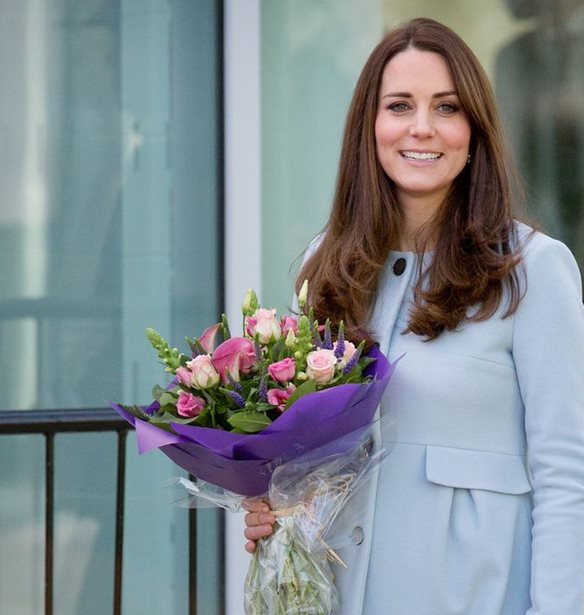Kate Middleton: &#x3A0;&#x3BF;&#x3CD; &#x3B5;&#x3C1;&#x3B3;&#x3B1;&#x3B6;&#x3CC;&#x3C4;&#x3B1;&#x3BD; &#x3C0;&#x3C1;&#x3B9;&#x3BD; &#x3B3;&#x3AF;&#x3BD;&#x3B5;&#x3B9; &#x394;&#x3BF;&#x3CD;&#x3BA;&#x3B9;&#x3C3;&#x3C3;&#x3B1; &#x3C4;&#x3BF;&#x3C5; Cambridge;
