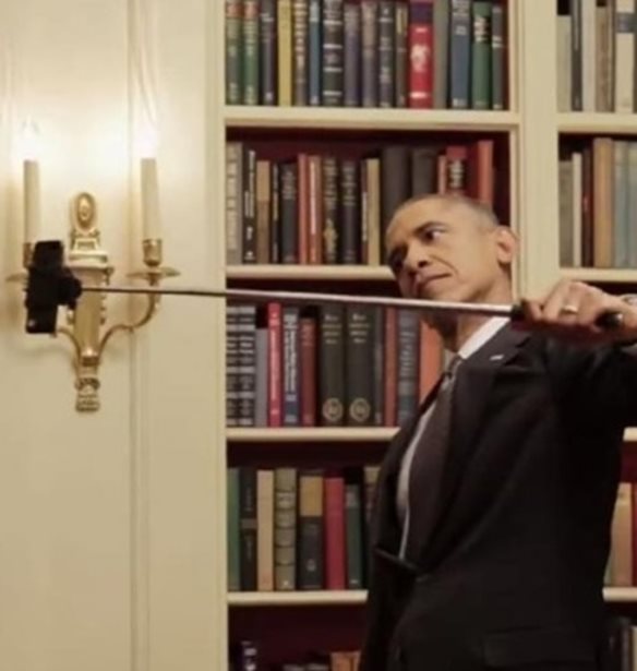 Barack Obama: &#x394;&#x3AF;&#x3BD;&#x3B5;&#x3B9; &#x3C3;&#x3C5;&#x3BC;&#x3B2;&#x3BF;&#x3C5;&#x3BB;&#x3AD;&#x3C2; &#x3B3;&#x3B9;&#x3B1; &#x3C4;&#x3B7;&#x3BD; &#x3BA;&#x3B1;&#x3BB;&#x3CD;&#x3C4;&#x3B5;&#x3C1;&#x3B7; selfie!