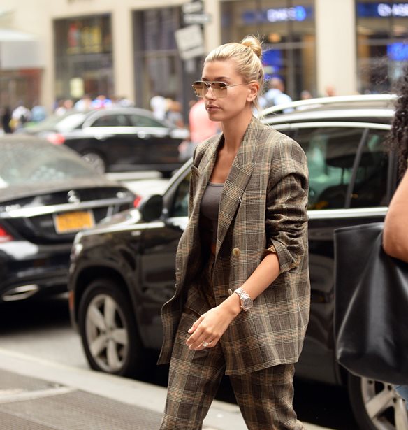 Πώς να φορέσω το μπλέιζερ τώρα; 7 ιδέες από τη Hailey Baldwin